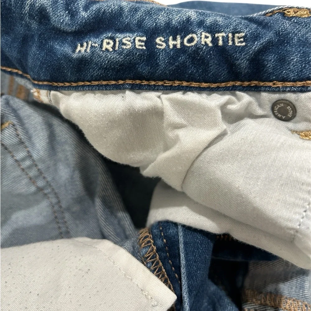 American Eagle Women’s Shorts Size 8 Distressed Dark Medium Wash Hi Rise Shortie - Picture 7 of 10